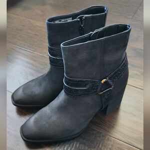 Vionic Women's Vienna Carnelia Above Ankle Boot. Size 8.5. Like new/tried on.